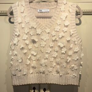 Zara White Floral V-Neck Sweater Vest